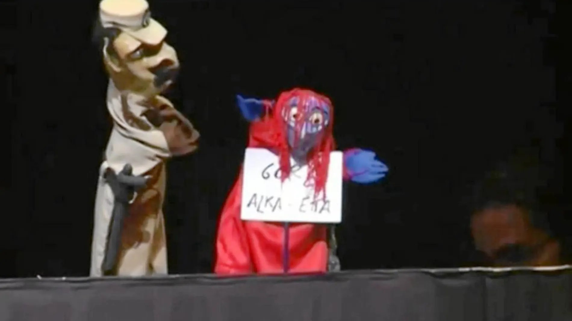Momento del montaje de «La Bruja y Don Cristóbal» en el que se muestra el cartel con el lema «Gora Alka-ETA»