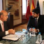 El consejero de Hacienda, Andrés Carrillo, y el presidente regional, Fernando López Miras, ayer en San Esteban