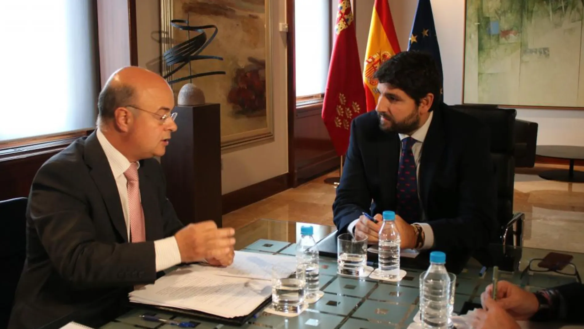 El consejero de Hacienda, Andrés Carrillo, y el presidente regional, Fernando López Miras, ayer en San Esteban