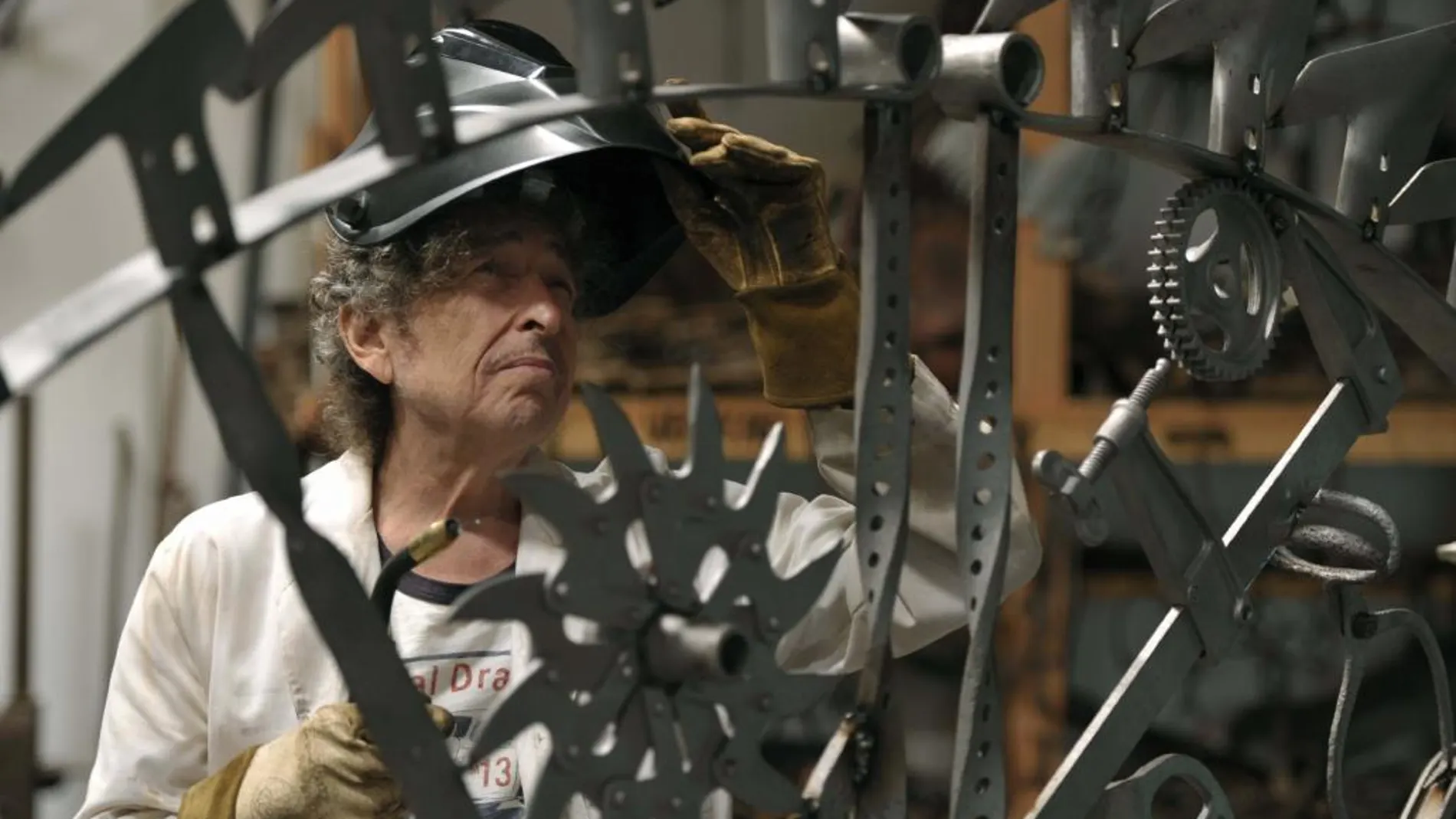 Bob Dylan, trabajando el hierro en su estudio en 2013
