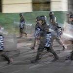 La policía militar patrulla Tegucigalpa durante el toque de queda