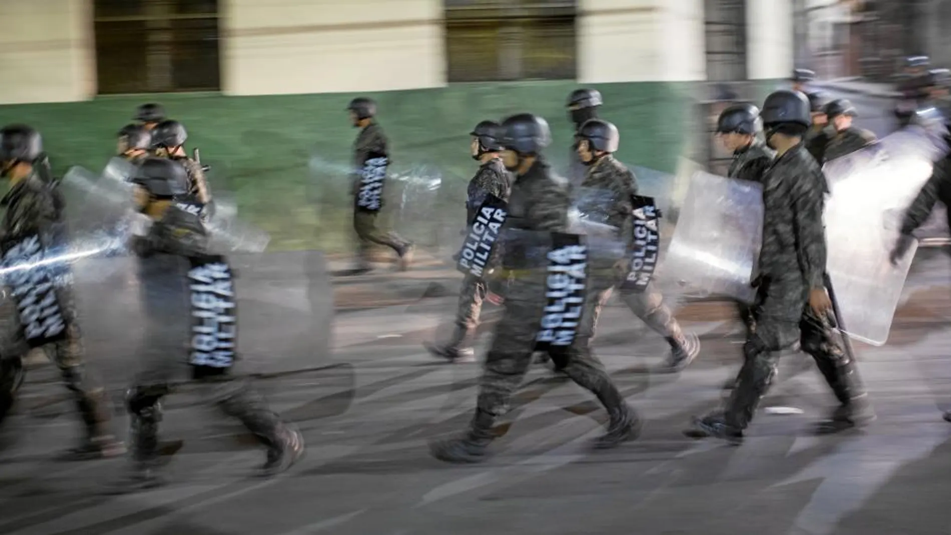 La policía militar patrulla Tegucigalpa durante el toque de queda