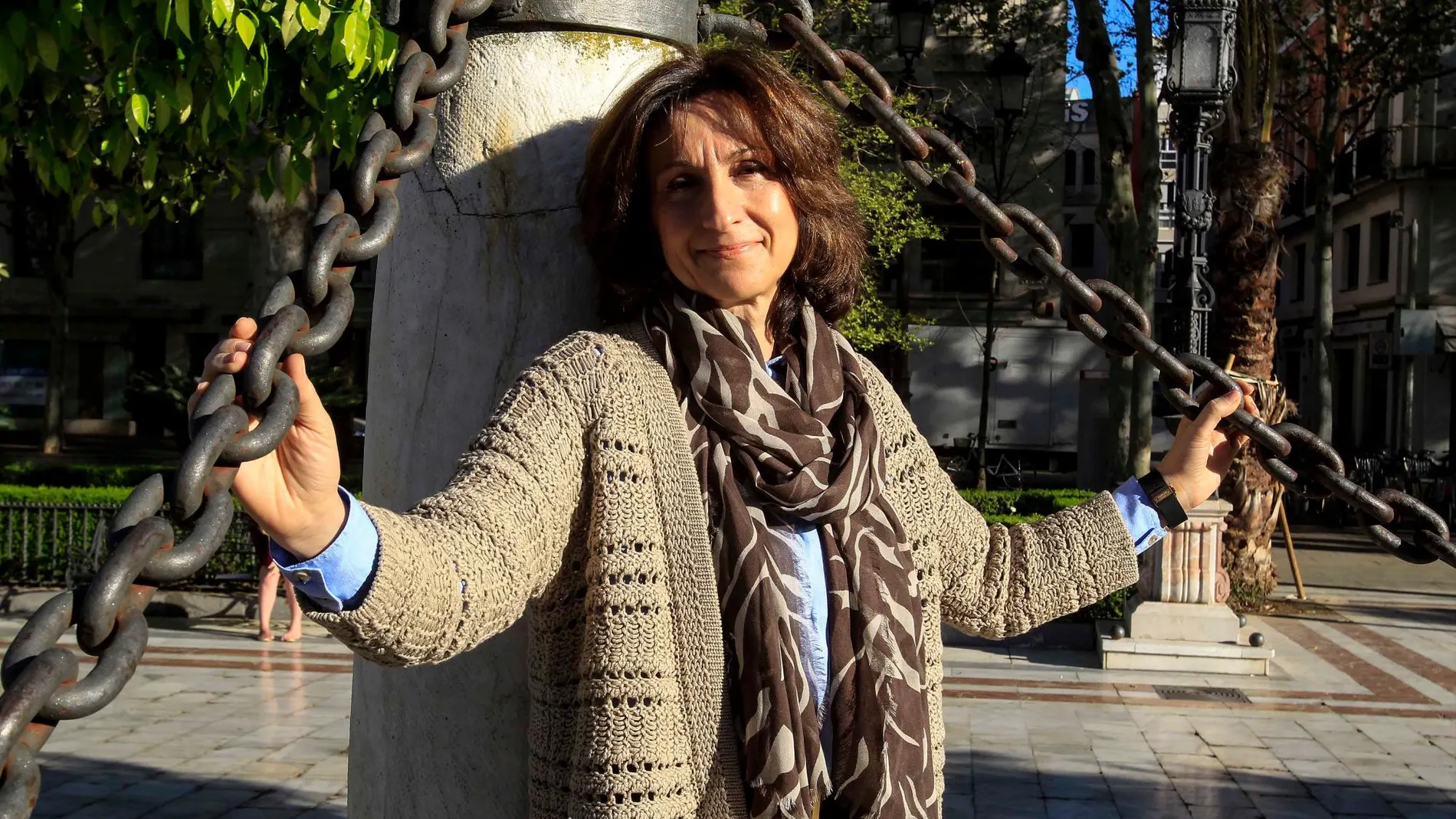 Paloma Sánchez-Garnica, en la Plaza Nueva de Sevilla /Foto: Manuel Olmedo