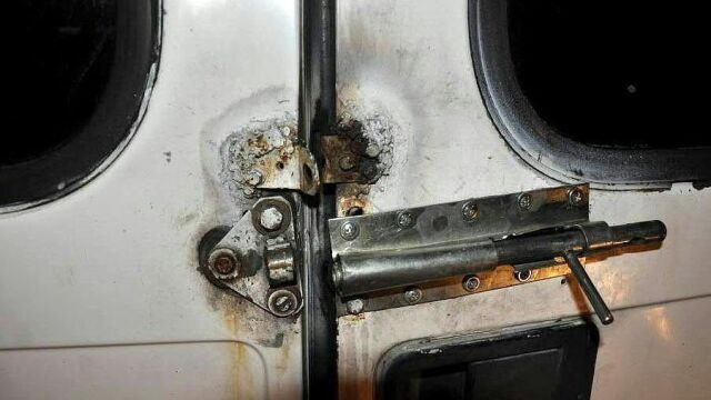 Fotografía facilitada por la policía austriaca que muestra la cerradura de una furgoneta en la que se encontró a 24 afganos que viajaban a Viena (Austria)