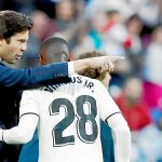 Solari da instrucciones a Vinicius durante un partido / Efe