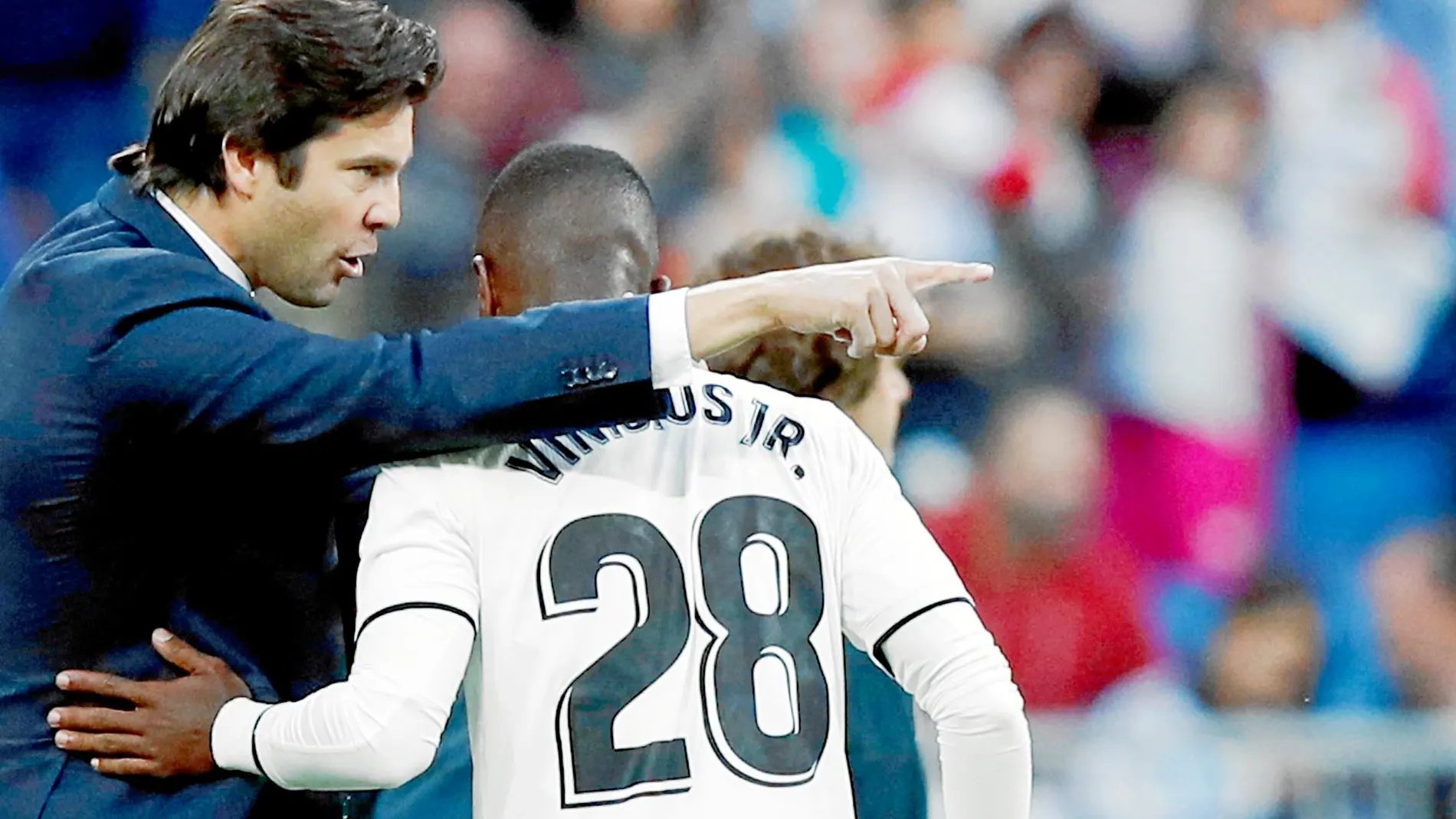 Solari da instrucciones a Vinicius durante un partido / Efe