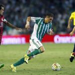 El centrocampista del Betis, Joaquín (c), se lleva el balón ante los jugadores de la Real Sociedad, Asier Illarramendi (d) y Xabi Prieto, durante el encuentro