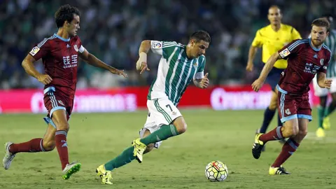 El centrocampista del Betis, Joaquín (c), se lleva el balón ante los jugadores de la Real Sociedad, Asier Illarramendi (d) y Xabi Prieto, durante el encuentro