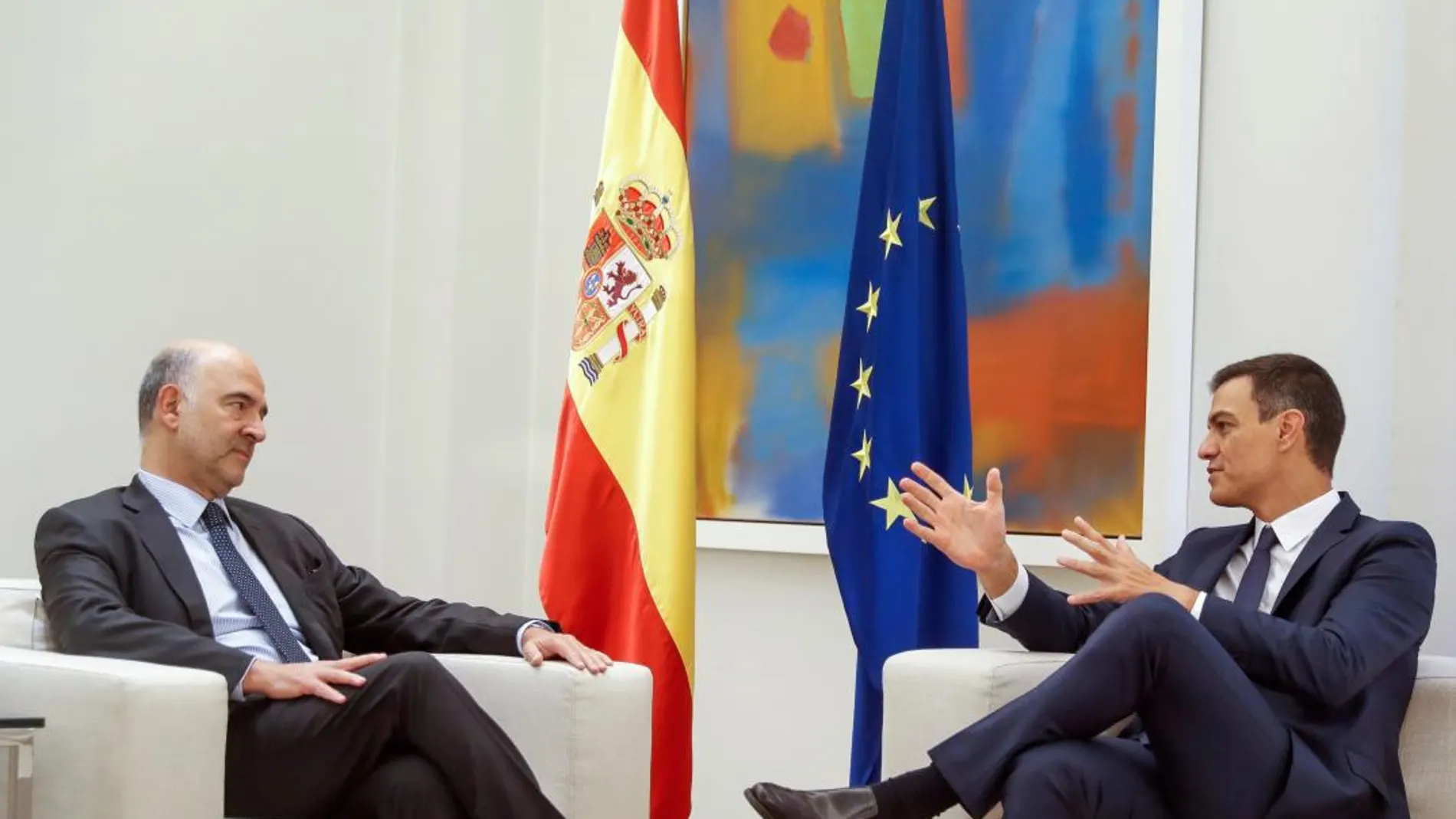Pedro Sánchez, y el comisario europeo de Asuntos Económicos y Monetarios, Pierre Moscovici, durante su reunión hoy en La Moncloa. EFE/Emilio Naranjo
