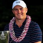 Jordan Spieth, con el trofeo en Kapalua