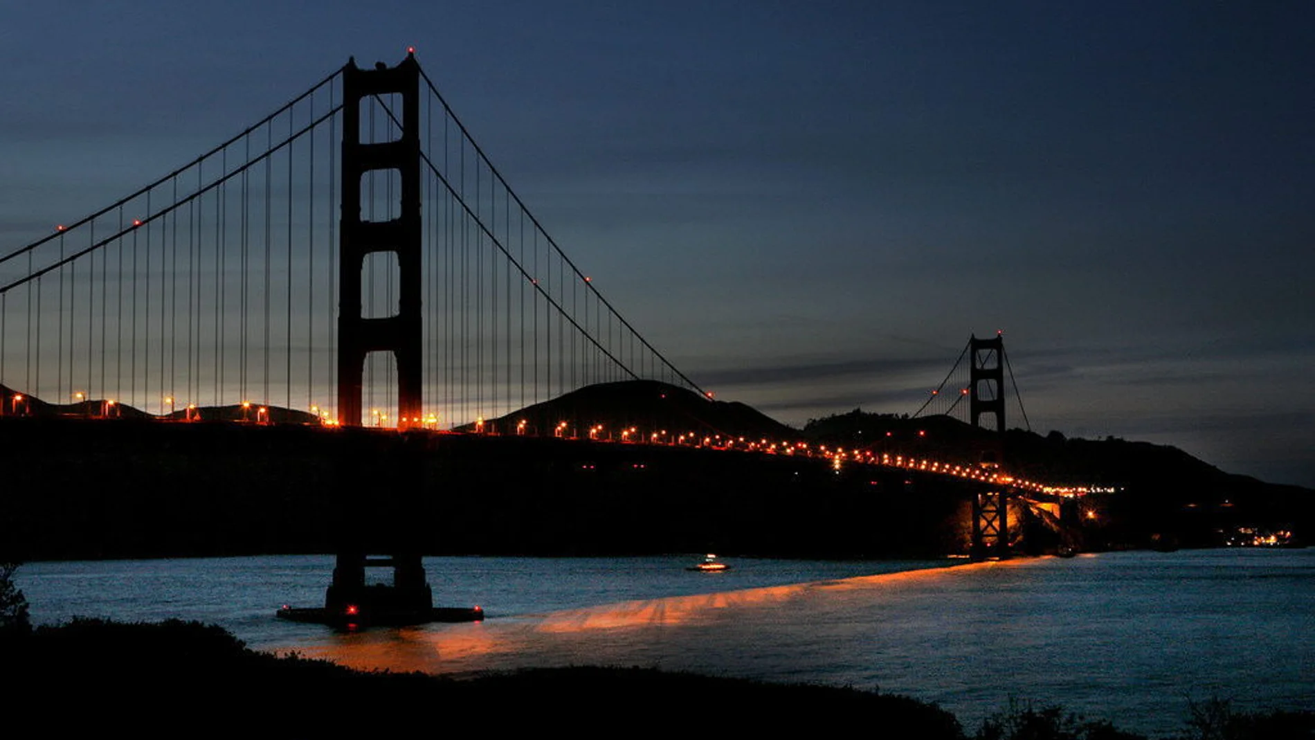 Fotografía del puente Golden Gate de San Francisco apagado durante una edición de la Hora del Planeta