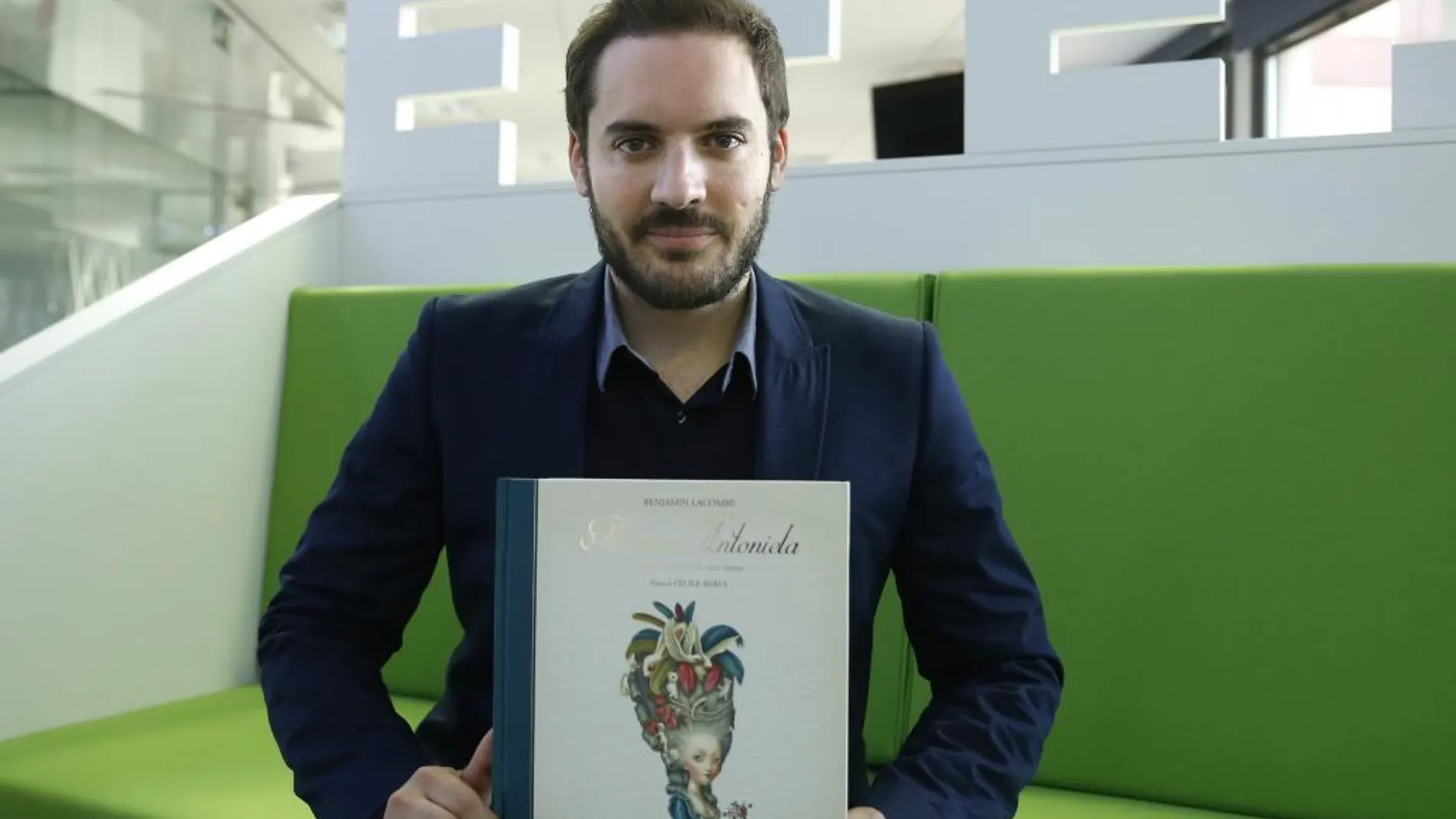 El ilustrador y autor francés Benjamin Lacombe posa con su nuevo libro ilustrasdo "María Antonieta. Diario secreto de una reina"
