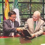 Junto a estas líneas Nikhil Seth, secretario general adjunto de las Naciones Unidas, y Manuel Azuaga, presidente de Unicaja Banco. Abajo, los presentes en la firma del acuerdo