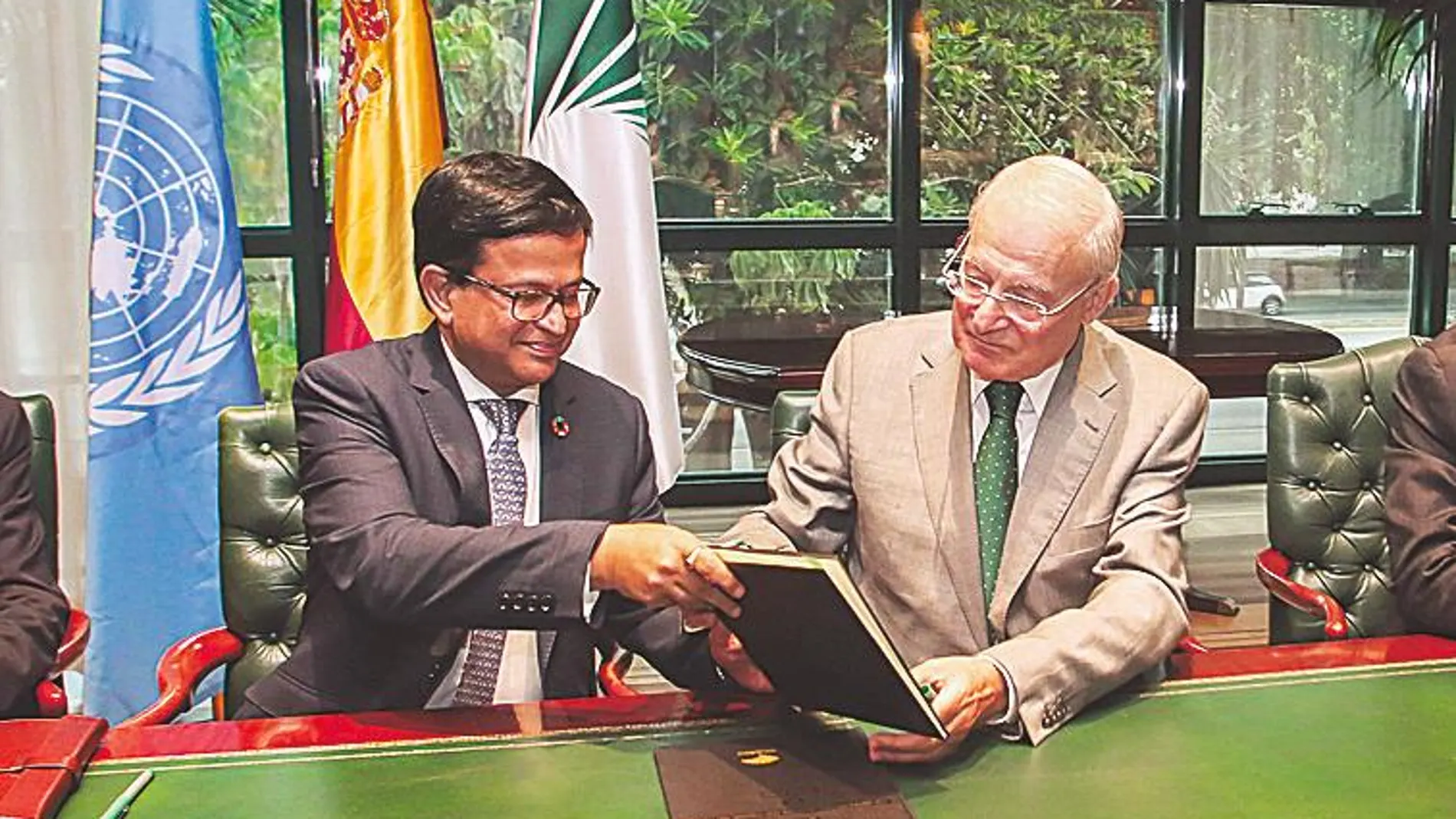 Junto a estas líneas Nikhil Seth, secretario general adjunto de las Naciones Unidas, y Manuel Azuaga, presidente de Unicaja Banco. Abajo, los presentes en la firma del acuerdo