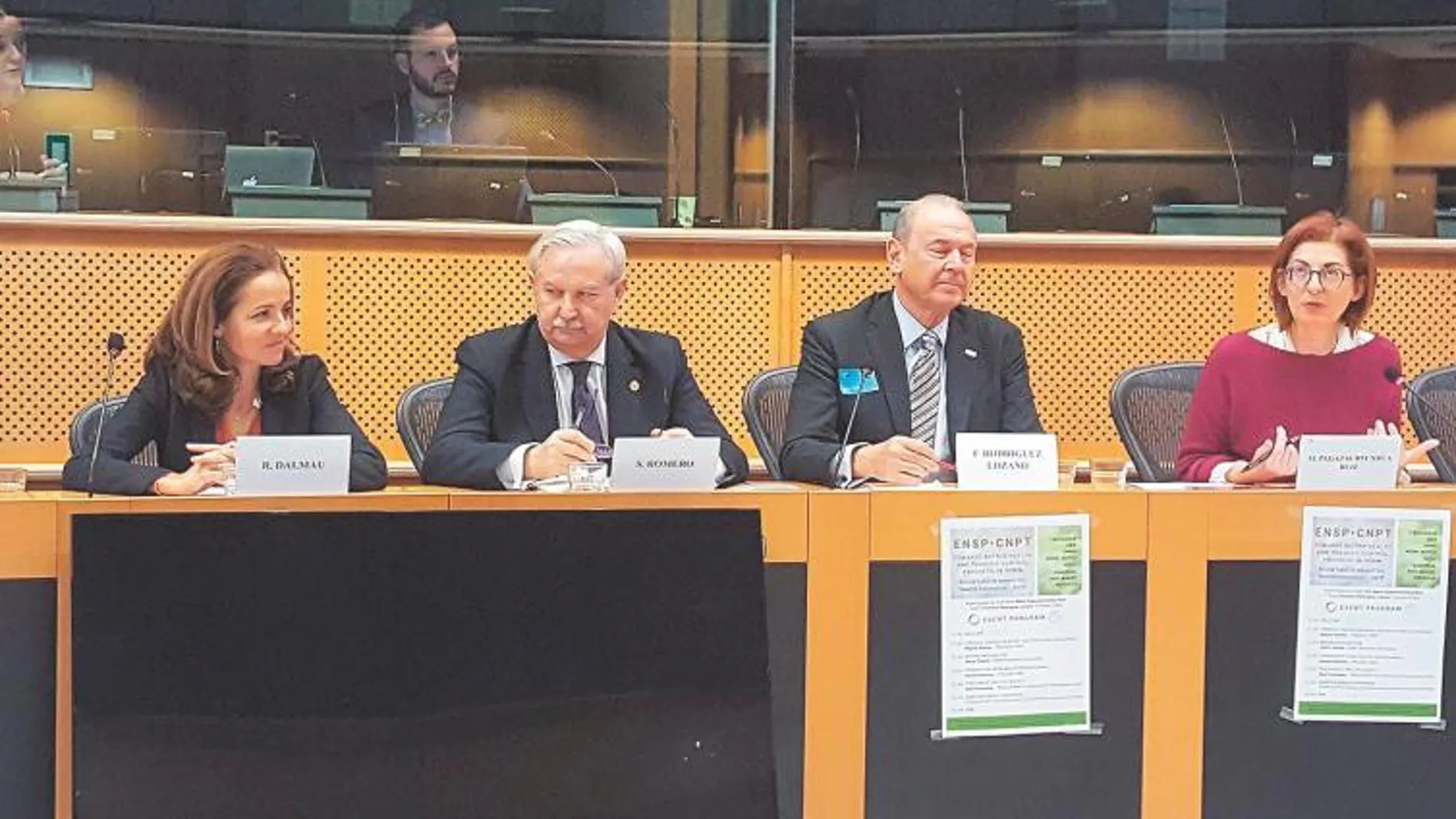 De izquierda a derecha, Javier Ayesta, Regina Dalmau, Serafín Romero, Francisco Rodríguez Lozano, Maite Pagazaurtundúa y Ana Fernández / Alejandra Ruiz-Hermosilla