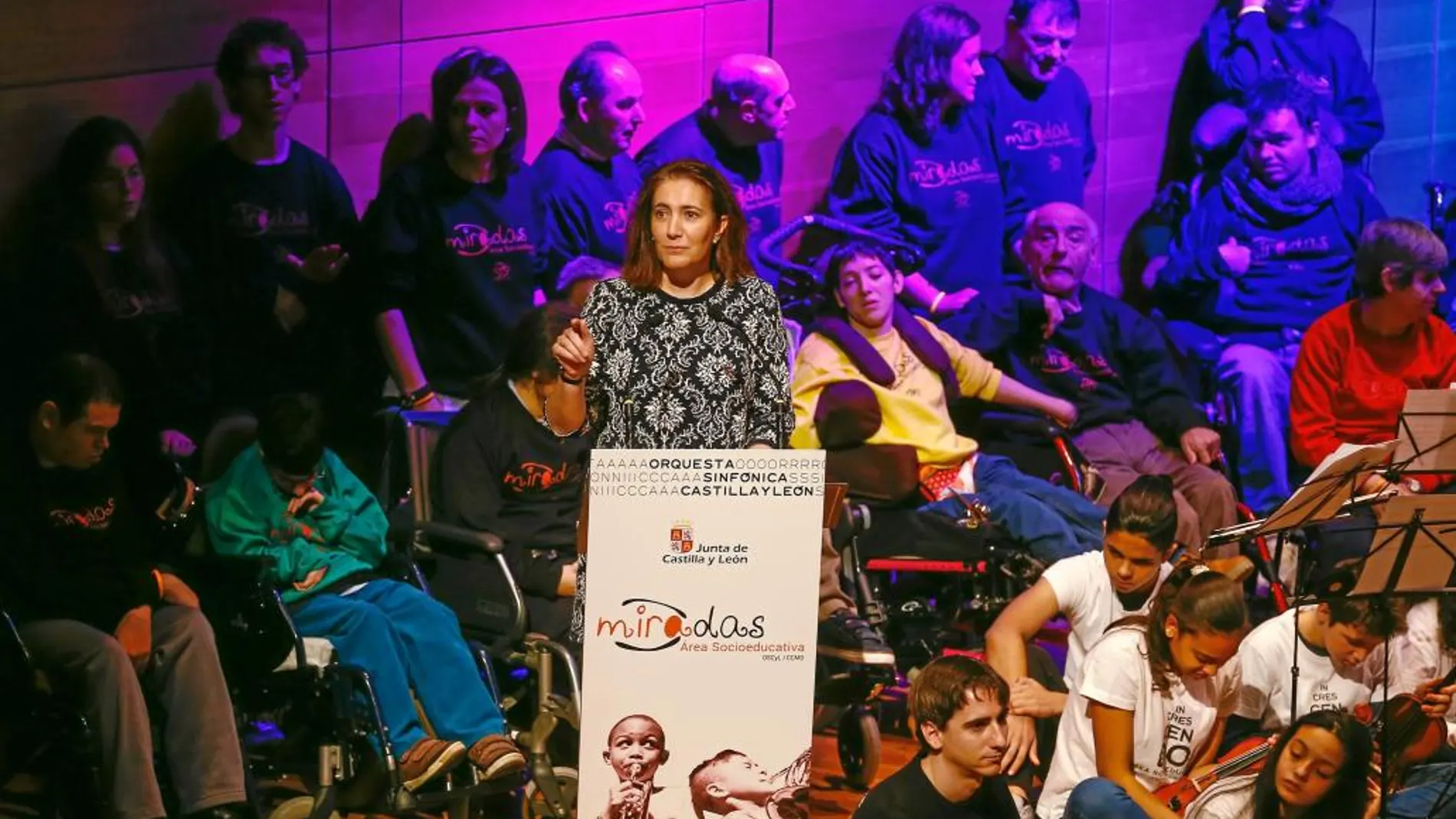 María Josefa García Cirac, presenta el programa «Miradas»