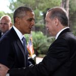 Barack Obama saluda al presidente turco Tayyip Erdogan.