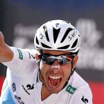 EL GANADOR. Fabio Aru celebra su victoria en la Vuelta al cruzar la meta en Cercedilla