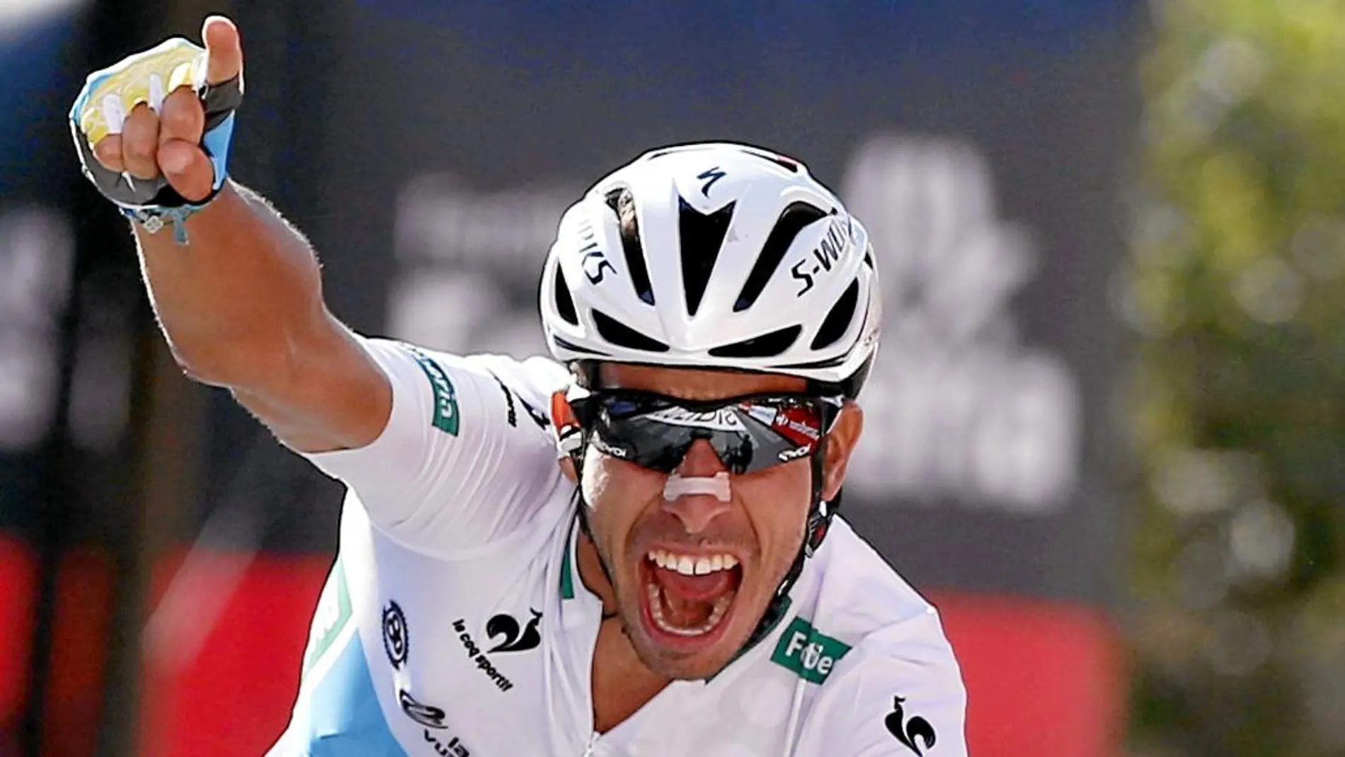 EL GANADOR. Fabio Aru celebra su victoria en la Vuelta al cruzar la meta en Cercedilla