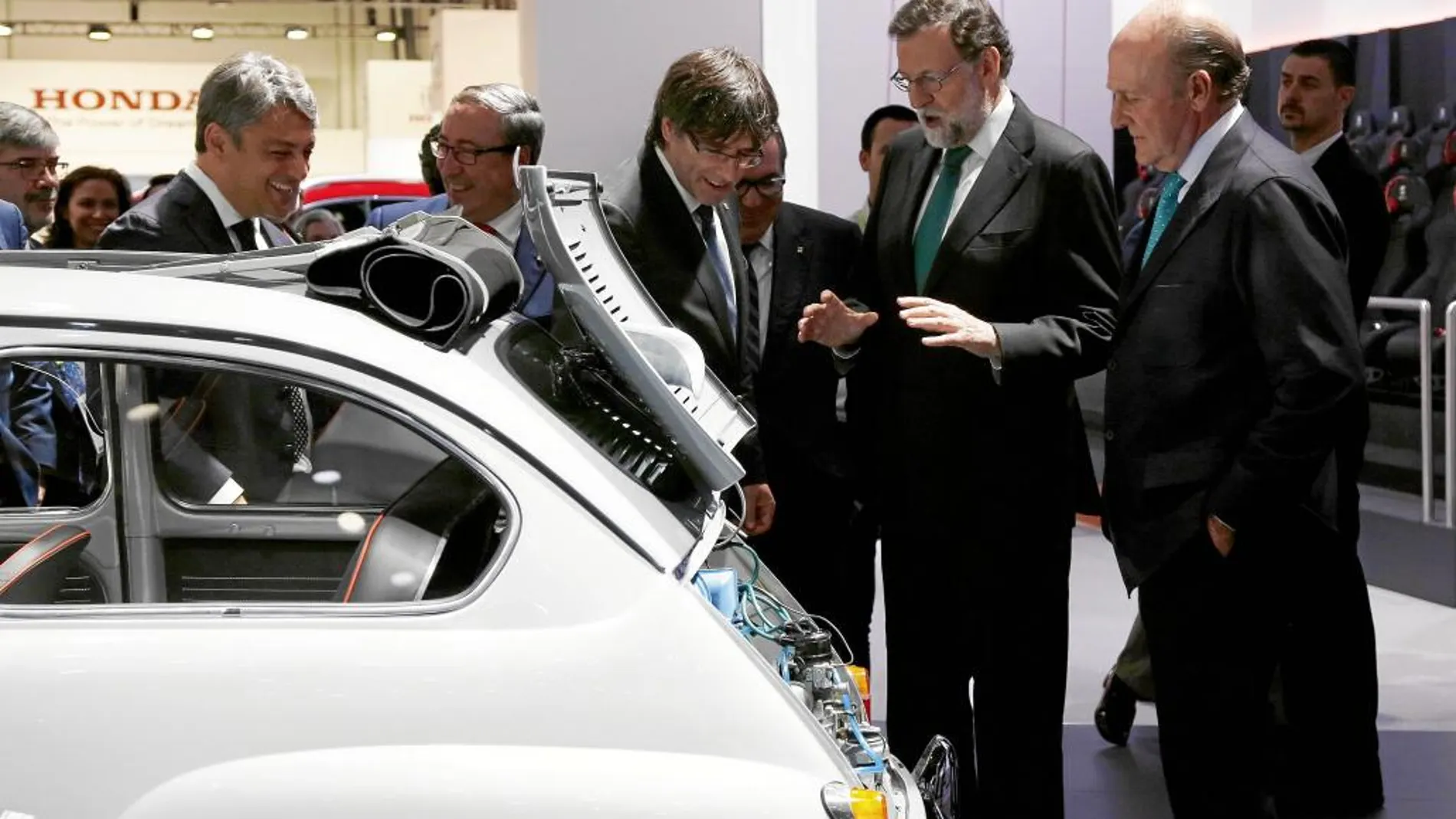 Mariano Rajoy, Carles Puigdemont y Enrique Lacalle, ayer, en el salón del Automóvil de Barcelona