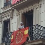 Sylvia Baleztena en el balcón de su casa de Pamplona
