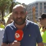 Instante en que varios de los manifestantes increpan al reportero de Espejo Público