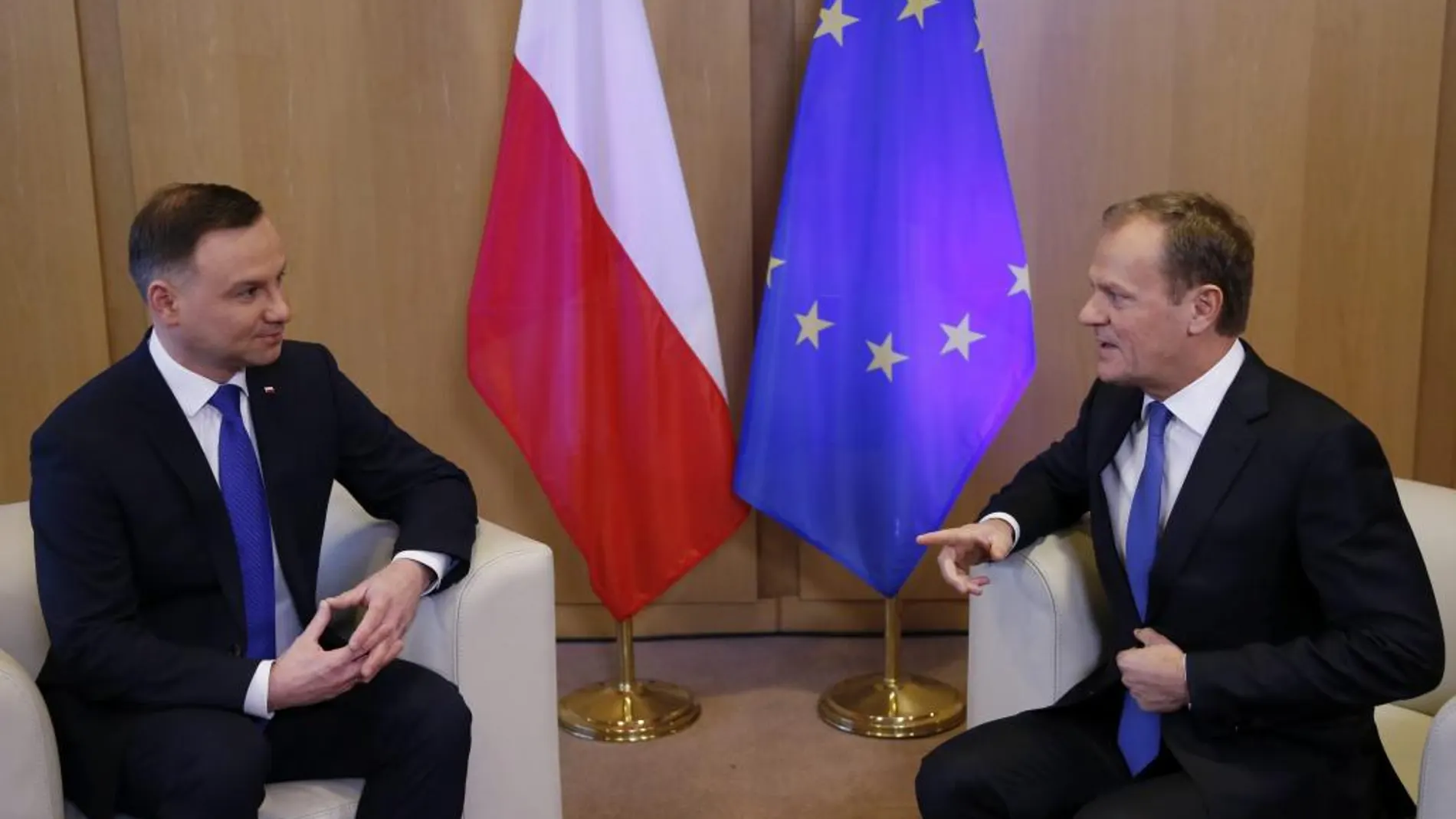 El presidente del Consejo Europeo, Donald Tusk (d), conversa con el presidente de Polonia, Andrzej Duda