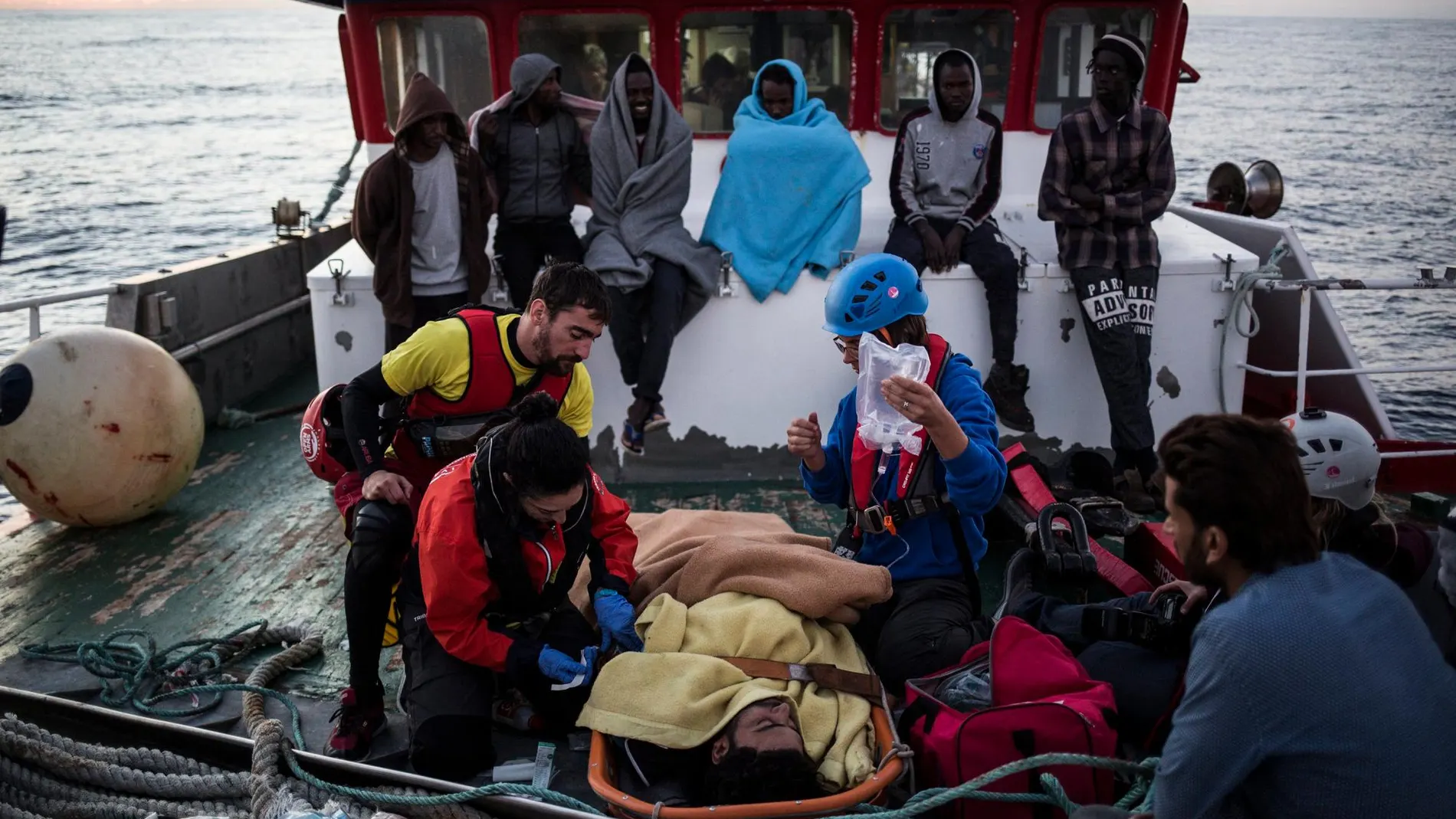 El barco de Open Arms presta ayuda a los inmigrantes del Nuestra Madre de Loreto/Foto: Ap