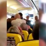 Momento de la brutal pelea en el vuelo de Ryanair del sábado entre Glasgow a las Islas Canarias / Twitter