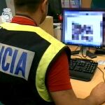 Imagen de un agente de la brigada de delitos telemáticos