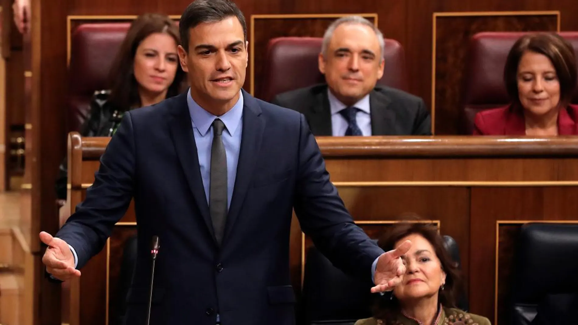 El presidente del Gobierno, Pedro Sánchez, responde al presidente del Partido Popular, Pablo Casado, durante la sesión de control al Ejecutivo