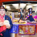 El chef Abrahám García acaba de abrir Luz de Luna y lo ha decorado con altares mexicanos para la noche más terrorífica