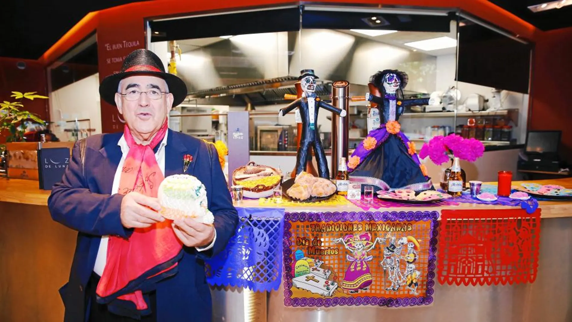 El chef Abrahám García acaba de abrir Luz de Luna y lo ha decorado con altares mexicanos para la noche más terrorífica