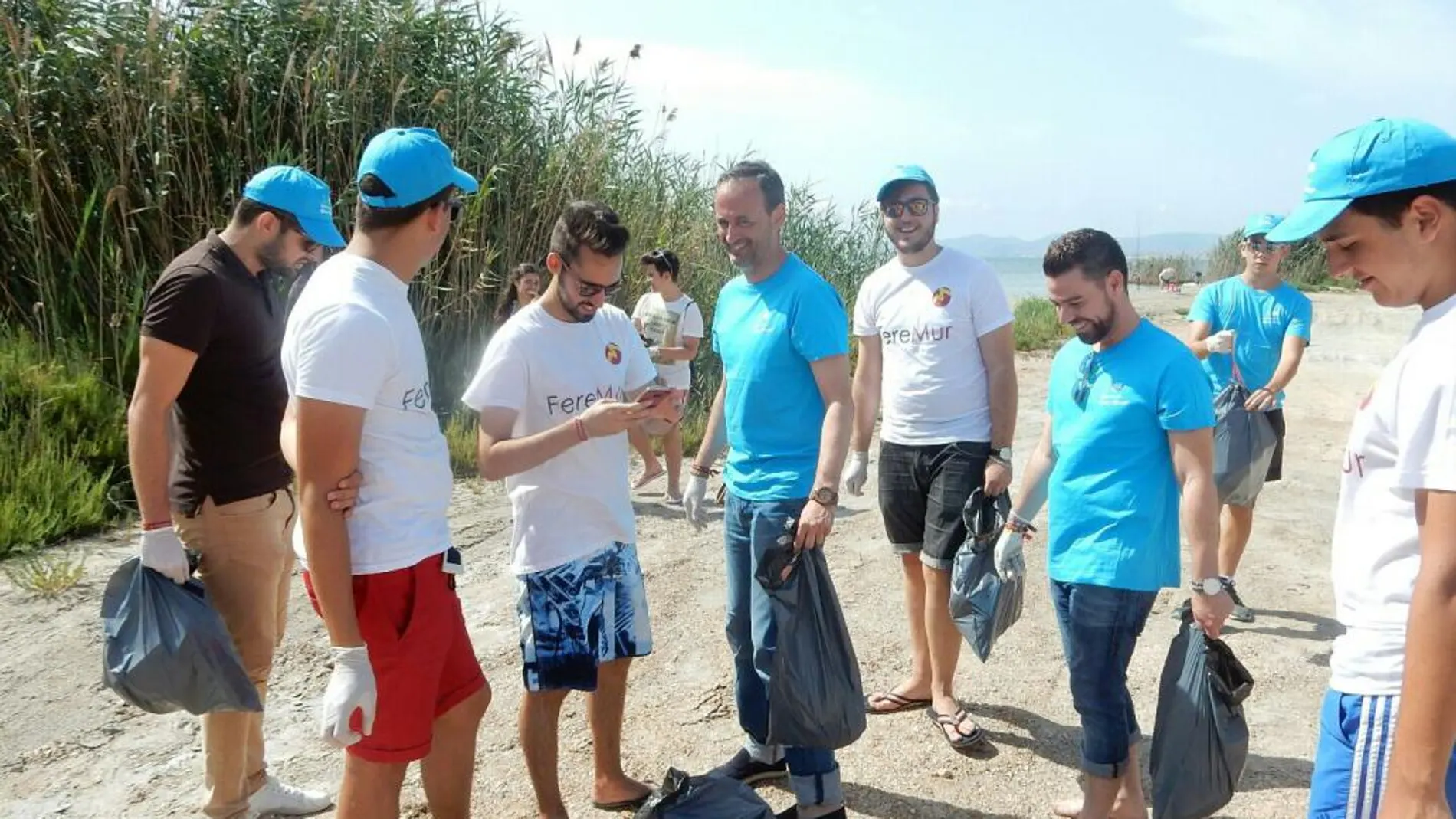 El consejero de Turismo, Cultura y Medio Ambiente, Javier Celdrán, participó ayer en la acción de voluntariado ambiental en el Mar Menor de Feremur