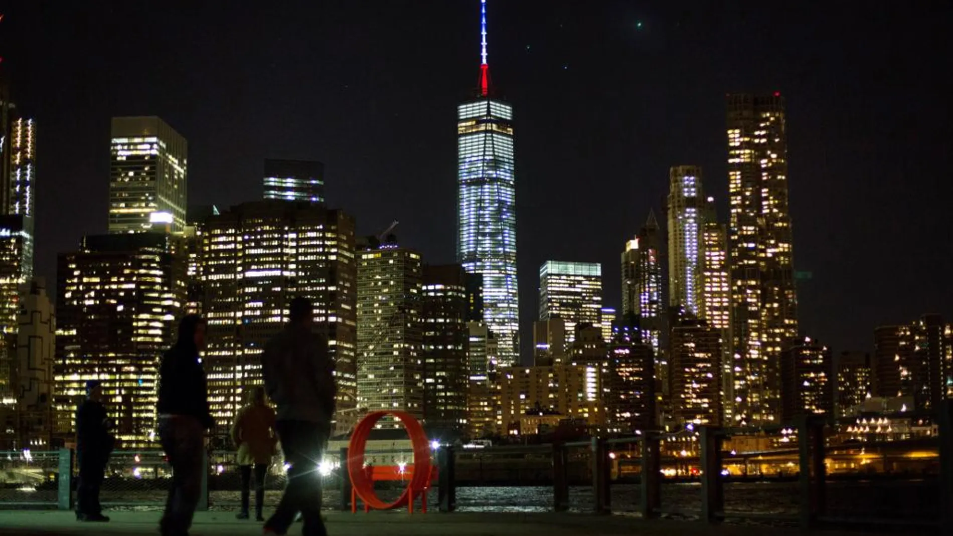 La aguja del One World Trade Center, el rascacielos más alto de EEUU, se iluminó hoy de azul, blanco y rojo.