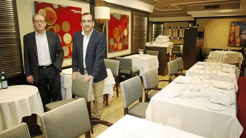 Los dueños del Rafa en el salón de su restaurante especializado en marisco. Foto: Javier Fernández-Largo