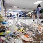 SEGUNDA SEMANA SIN LIMPIAR. Cada vez se acumulan más residuos y basuras en los pasillos de los centros afectados por la huelga. En la imagen, la facultad de Ciencias Políticas