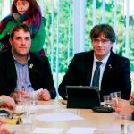 Carles Puigdemont y el presidente del PDeCAT, David Bonvehí, junto al exconseller Lluís Puig, y la vicepresidenta del PDeCAT, Míriam Nogueras, durante su reunión en Waterloo/Efe