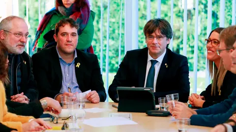 Carles Puigdemont y el presidente del PDeCAT, David Bonvehí, junto al exconseller Lluís Puig, y la vicepresidenta del PDeCAT, Míriam Nogueras, durante su reunión en Waterloo/Efe