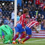 Griezmann, Godín y Giménez celebran el segundo gol del Atlético