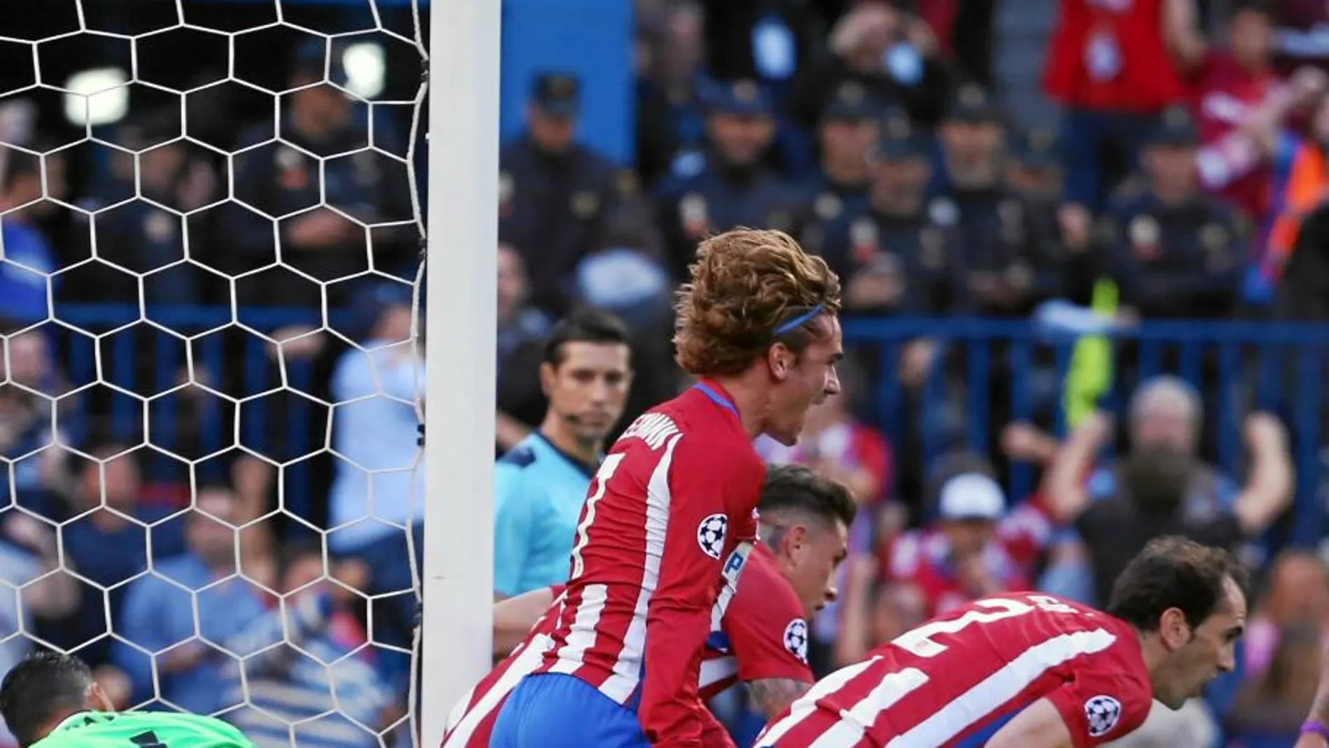 Griezmann, Godín y Giménez celebran el segundo gol del Atlético