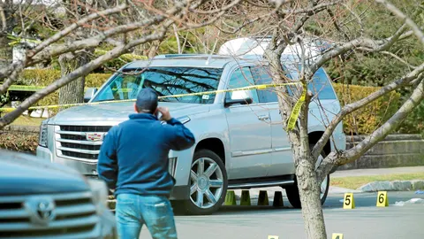 Varios agentes de Policía recogían ayer pruebas en el lugar del crimen, una mansión en Staten Island