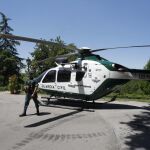 Un helicóptero de la Guardia Civil participa en las labores de rescate