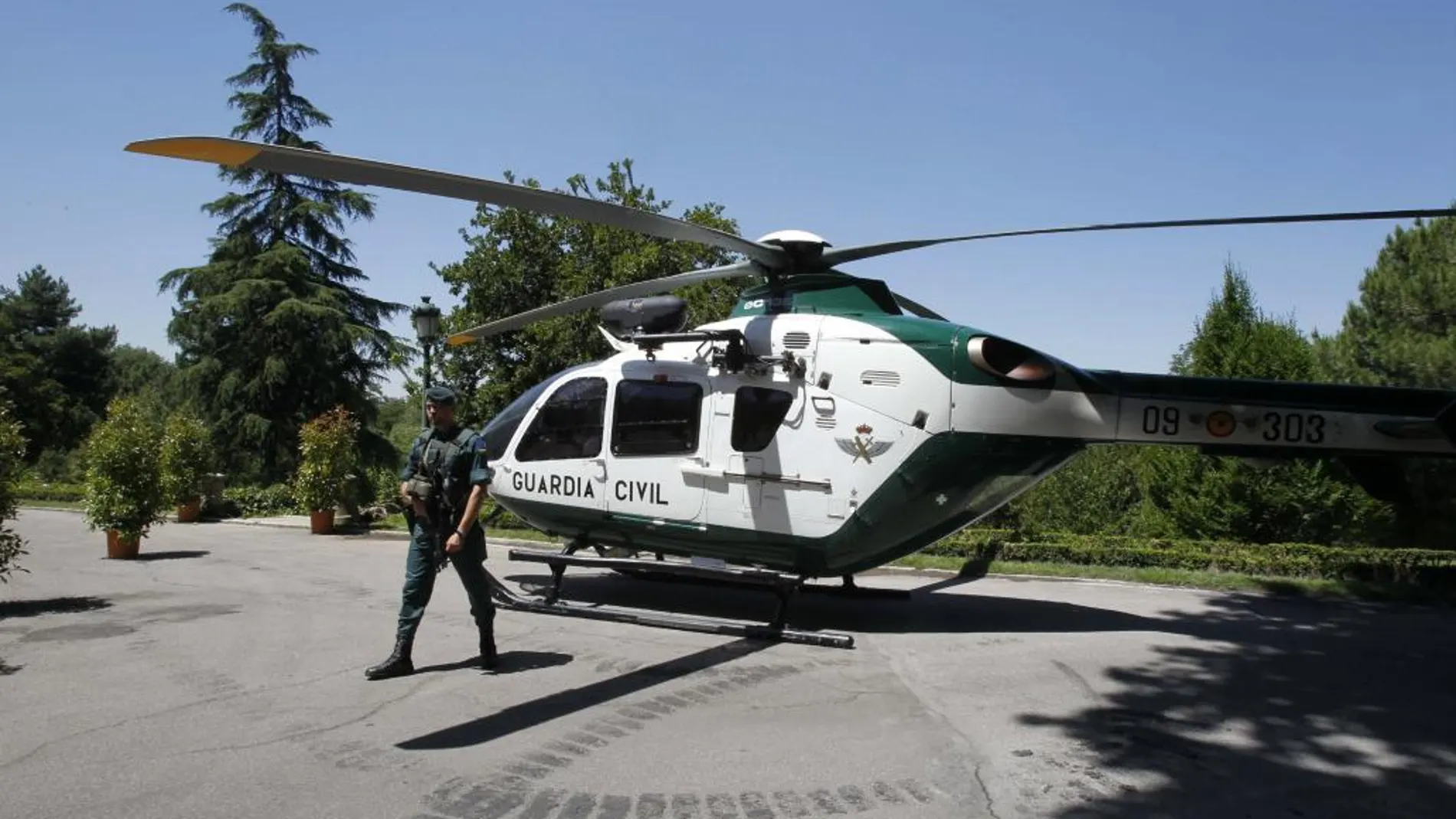 Un helicóptero de la Guardia Civil participa en las labores de rescate