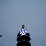 Logotipo del fabricante de automóviles alemán Volkswagen en la VW Tower de Hannover, Aleman
