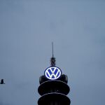 Logotipo del fabricante de automóviles alemán Volkswagen en la VW Tower de Hannover, Aleman