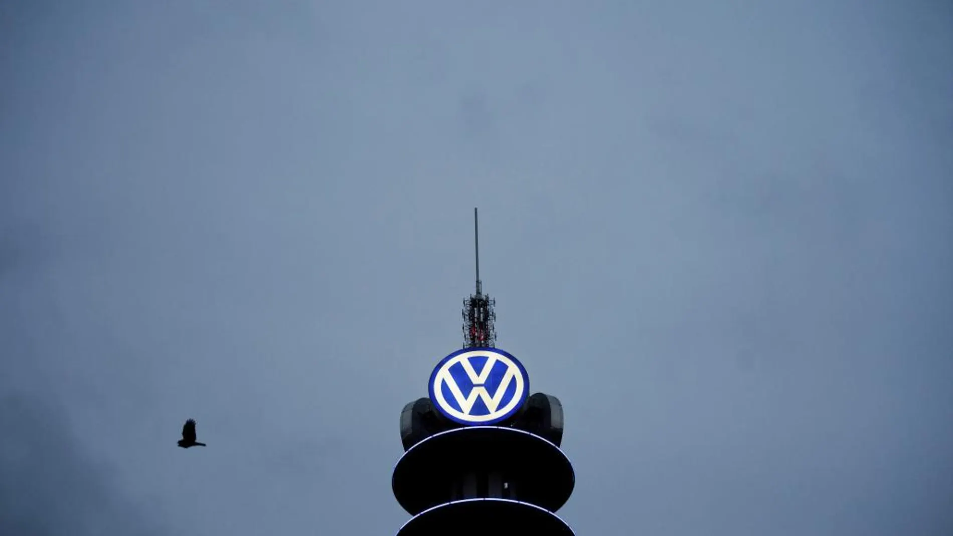 Logotipo del fabricante de automóviles alemán Volkswagen en la VW Tower de Hannover, Aleman