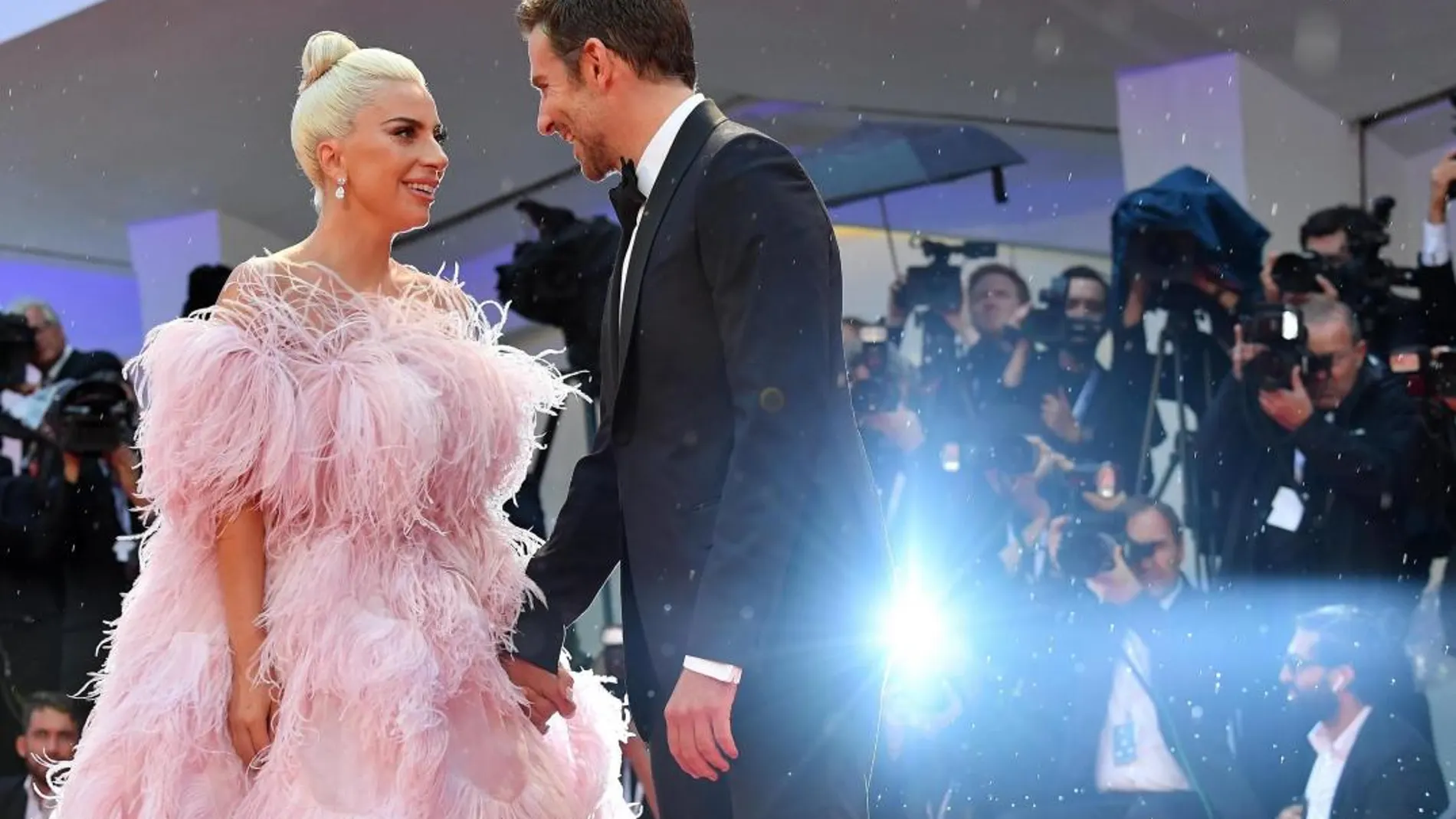 La artista estadounidense Lady Gaga y el actor estadounidense Bradley Cooper llegan al estreno de la cinta 'Ha nacido una estrella' / Efe
