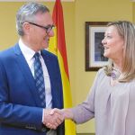 Pilar del Olmo firma el convenio con el presidente de Vitartis, Félix Moracho