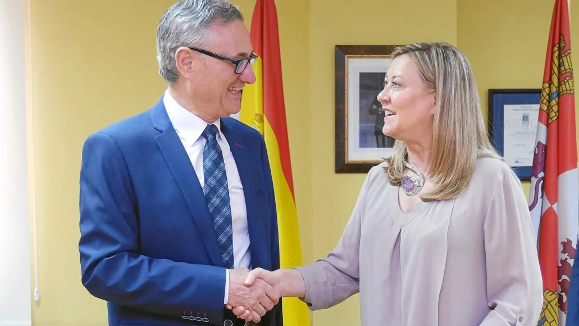 Pilar del Olmo firma el convenio con el presidente de Vitartis, Félix Moracho